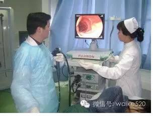 主持人揭露某三甲医院肠镜检查不关门事件