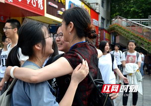 家长们考场外花样整活